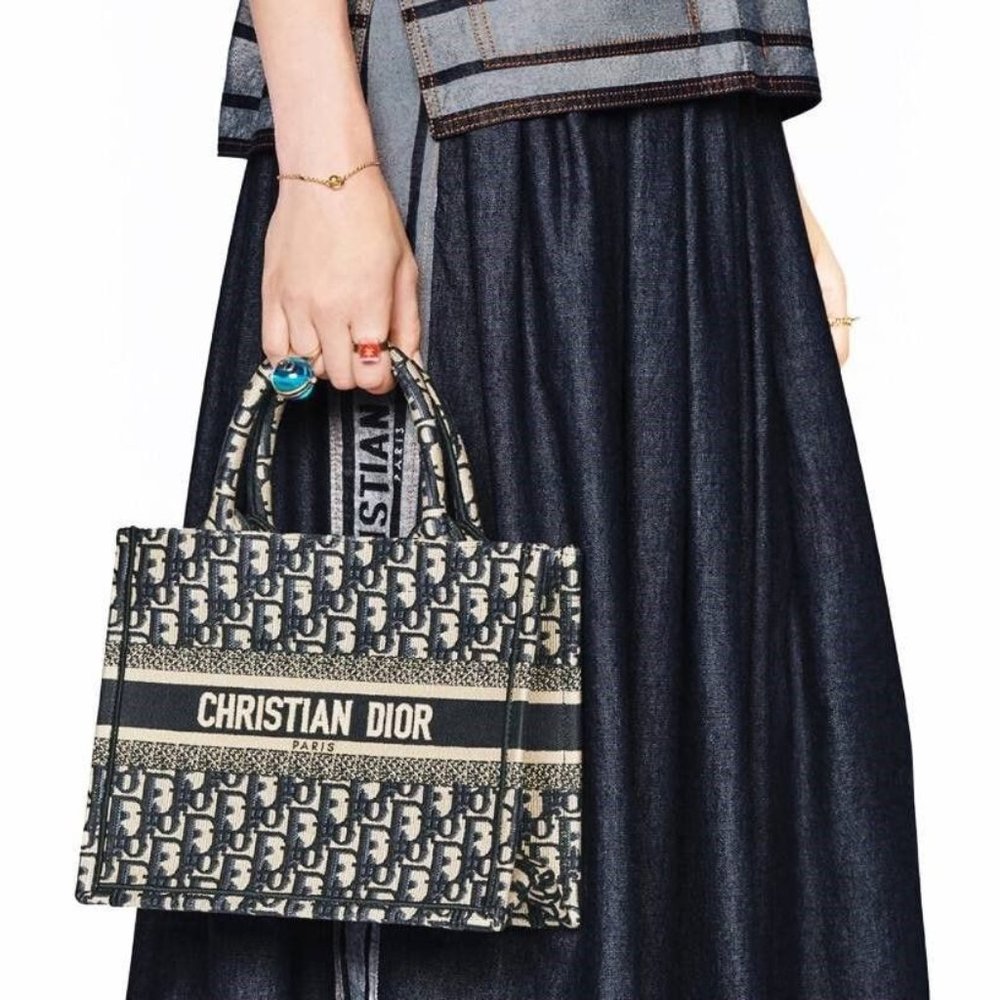 99% NEW BOOKTOTE, DIOR MEDIUM SIZE PICTURE UPDATED